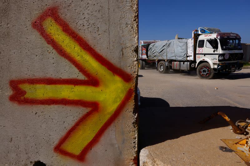 Un camión de ayuda entra desde Egipto camino de Gaza, en el paso fronterizo de Kerem Shalom, en Israel.