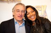 Am besten kennt diesen Sinn für Humor wohl Grace Hightower, seine zweite und dritte Ehefrau: Nachdem er sich 1988 von Diahnne Abbott nach zwölf Jahren Ehe scheiden ließ, heiratete De Niro 1997 das Ex-Model. Zwei Jahre später wollten die De Niros die Scheidung, die aber nie rechtskräftig wurde. Das Paar raufte sich wieder zusammen und erneuerte 2004 sein Eheversprechen. (Bild: Adam Jacobs/Getty Images)