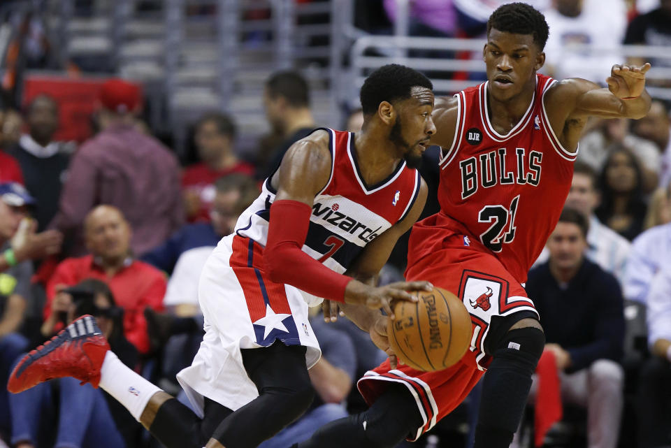 Al Harrington (7), de los Wizards de Washington, conduce el balón frente a Jimmy Butler (21), de los Bulls de Chicago, durante el cuarto partido de la serie de postemporada al mejor de siete entre los dos equipos, en Washington, el domingo 27 de abril de 2014. (AP Foto/Alex Brandon)