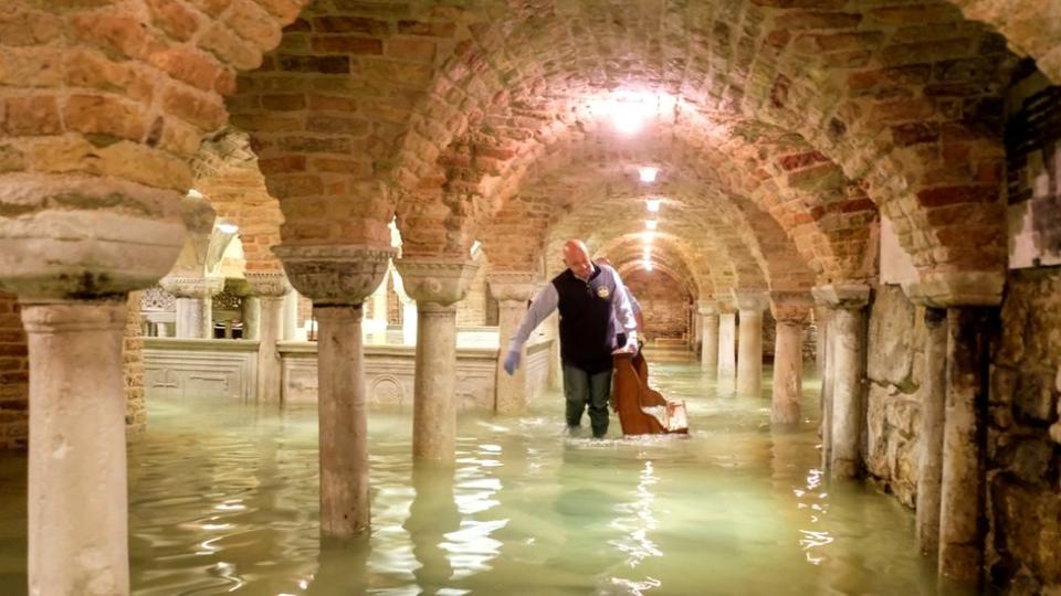 La cripta de San Marcos inundada.