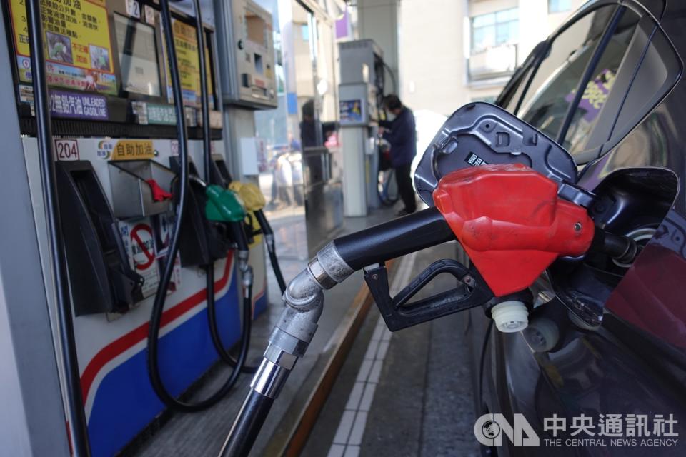 國際油價上漲，不過考量亞鄰最低價限制，台灣中油宣布，5日凌晨零時起汽油價格不調整，柴油調漲0.1元。（中央社檔案照片）