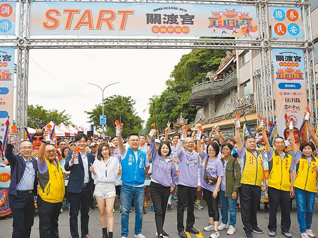 台北市關渡宮第8屆公益祈福路跑活動21日開跑，關渡宮董事長陳玉坤（前排右六）參與賽前鳴槍。（黃敬文攝）