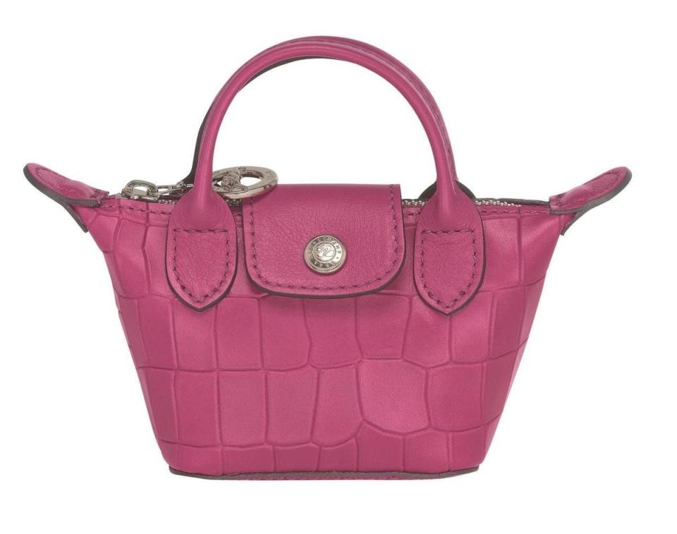 LE PLIAGE CUIR CROCO系列桃紅色帶按扣肩背袋，NT$8,400。（LONGCHAMP提供）