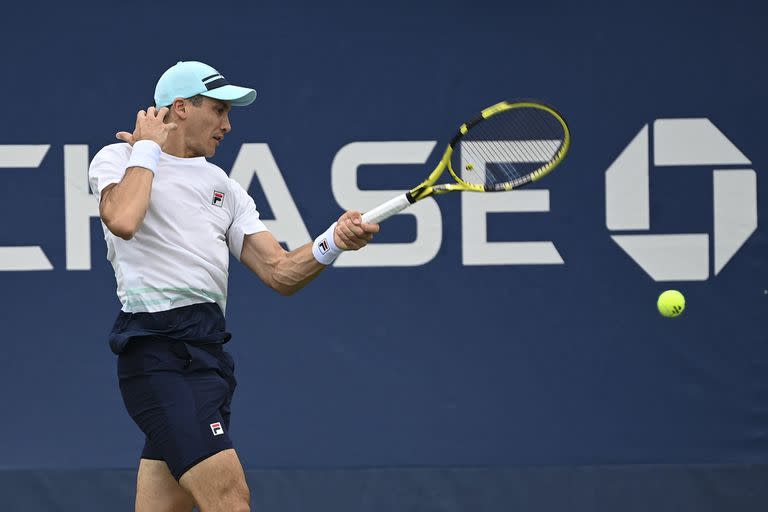 El drive de Facundo Bagnis ante Trungelliti; el zurdo consiguió una victoria vital para su carrera en casi tres horas de juego