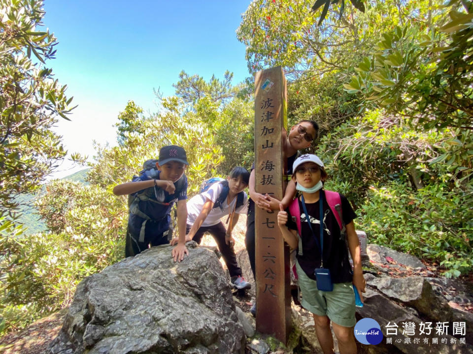 同學攜手完登波津加山