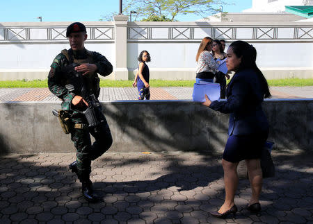 Philippine security personnel patrol near U.S Visa applicants after an Improvised Explosive Device (IED) was found near the US Embassy in Manila, Philippines November 28, 2016. REUTERS/Romeo Ranoco