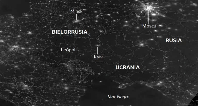 En la parte central a la derecha de esta imagen se aprecia un territorio a oscuras que corresponde a Ucrania.