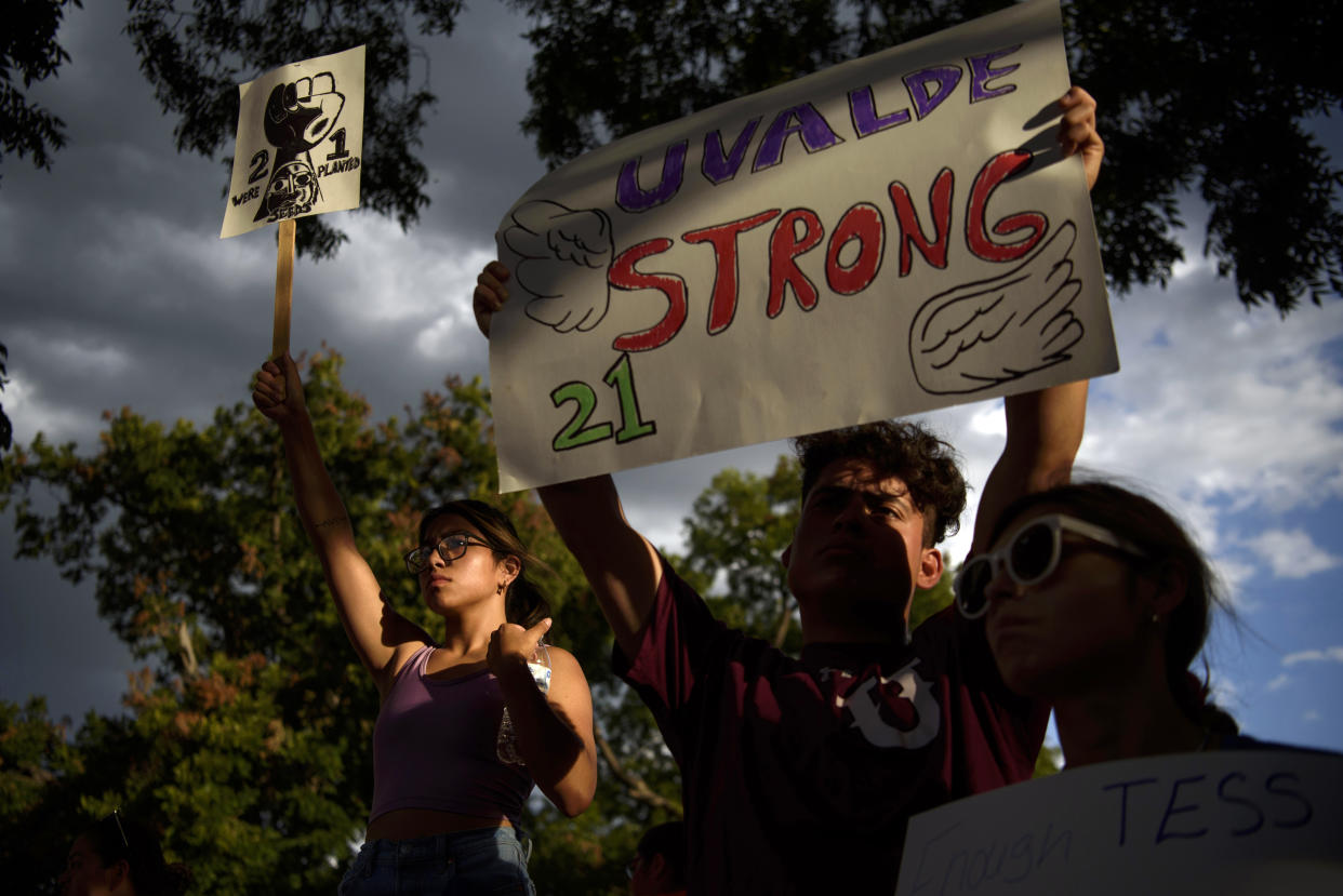 Sofia Torres, a la izquierda, se une a otros manifestantes en Uvalde, Texas, el domingo 10 de julio de 2022 para exigir una mayor transparencia acerca de la masacre en la Escuela Primaria Robb. (Callaghan O'Hare/The New York Times)
