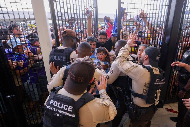 Aficionados se concentran frente a las puertas antes del partido final de la Copa América entre Argentina y Colombia en el Hard Rock Stadium, de Miami, Florida