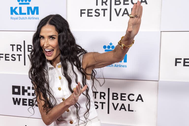 Demi Moore posó divertida en la alfombra roja previa a la premiere de Brats en el Festival de Cine de Tribeca. El documental, dirigido por Andrew McCarthy, se centra en las películas de la década de 1980 protagonizadas por el 