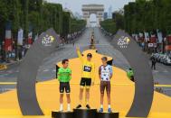 <p>„Tour de France“-Gewinner Chris Froome feiert in Paris im Gelben Trikot seinen Sieg.<br> Zweiplatzierter wurde der Kolumbianer Rigoberto Urán. Den dritten Platz ergatterte der Franzose Romain Bardet. (Bild: Franck Faugere, Pool via AP) </p>