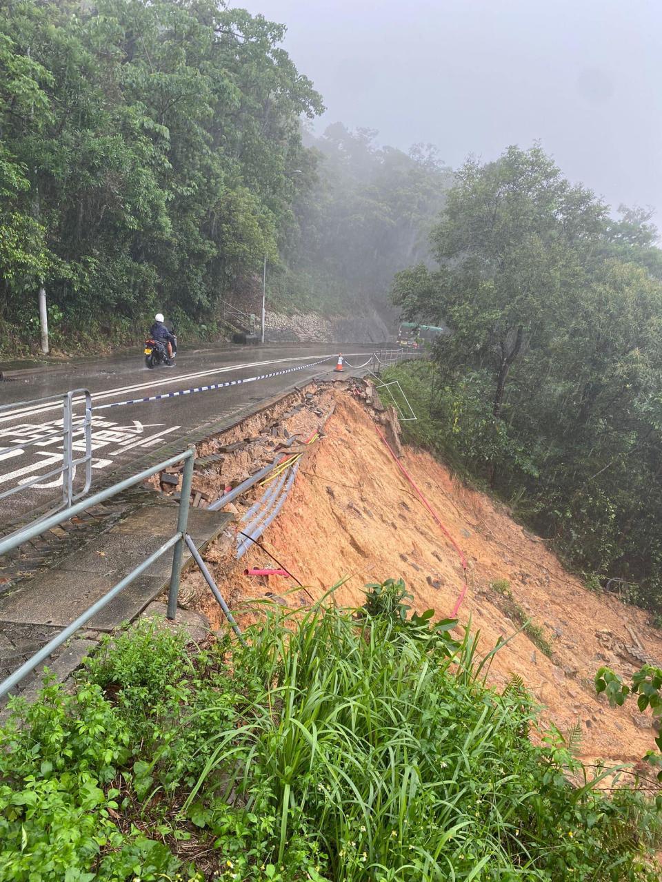 清水灣道近永隆路在前日有一個大約30米長、40米深的斜坡倒塌。(李天賜@FB)