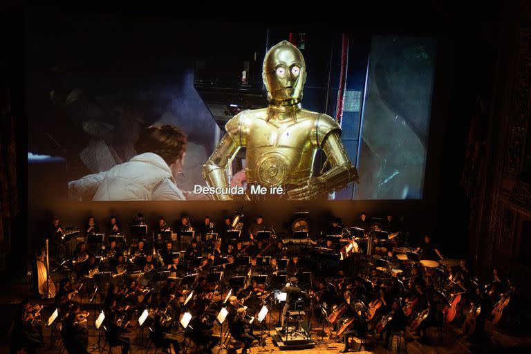 La Princesa Leia Organa y C-3PO, protagonistas de una película que sigue vigente, a más de 40 años de su estreno 