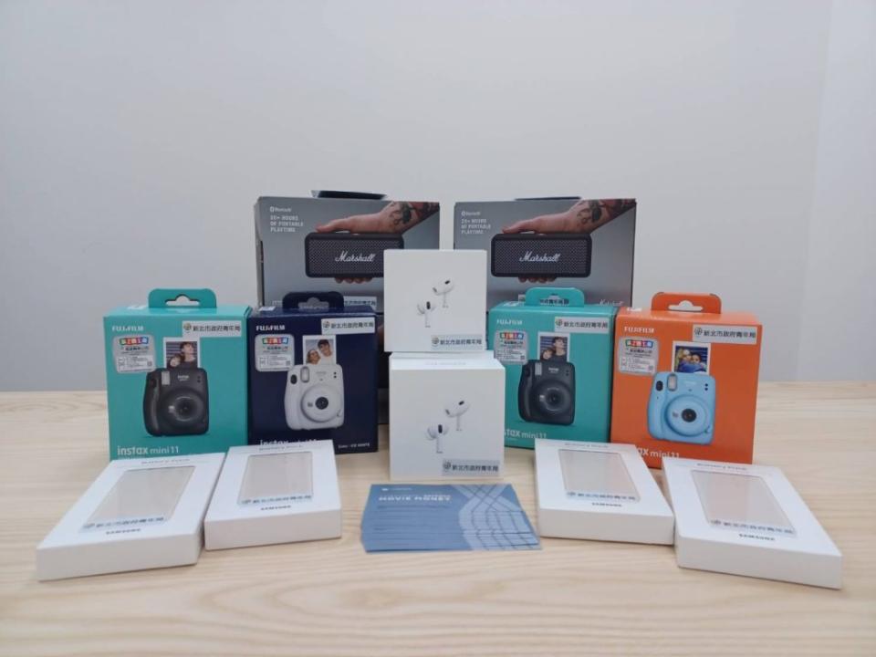 參加UKO課程有機會抽中Marshall Emberton藍芽音箱、airpods pro2、富士拍立得、三星行動電源、電影票等獎項。(新北市青年局提供)