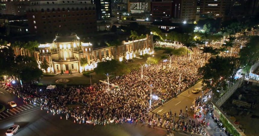 立法院24日繼續審查國會改革法案，多個民團號召民眾到立法院周邊集結抗議，整個中山南路擠滿了民眾。（圖／報系資料照）