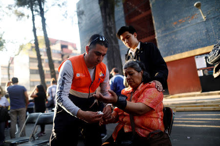 People react after an earthquake shook buildings in Mexico City, Mexico February 16, 2018. REUTERS/Edgard Garrido