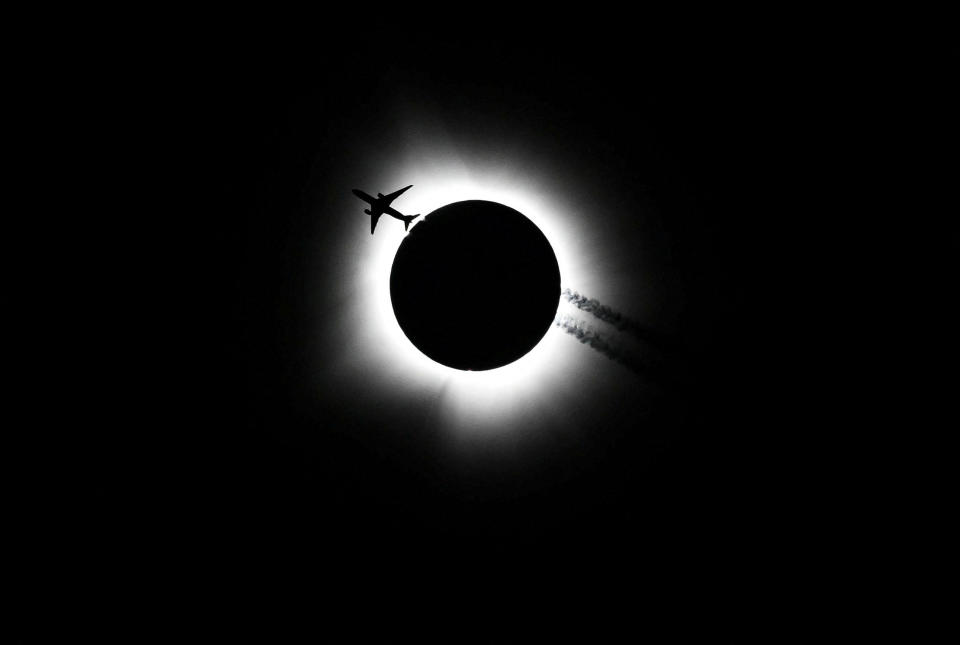 Ein Flugzeug fliegt in der Nähe der totalen Sonnenfinsternis während der Hoosier Cosmic Celebration im Memorial Stadium in Bloomington, Indiana (Bild: Bobby Goddin/USA Today Network via REUTERS)