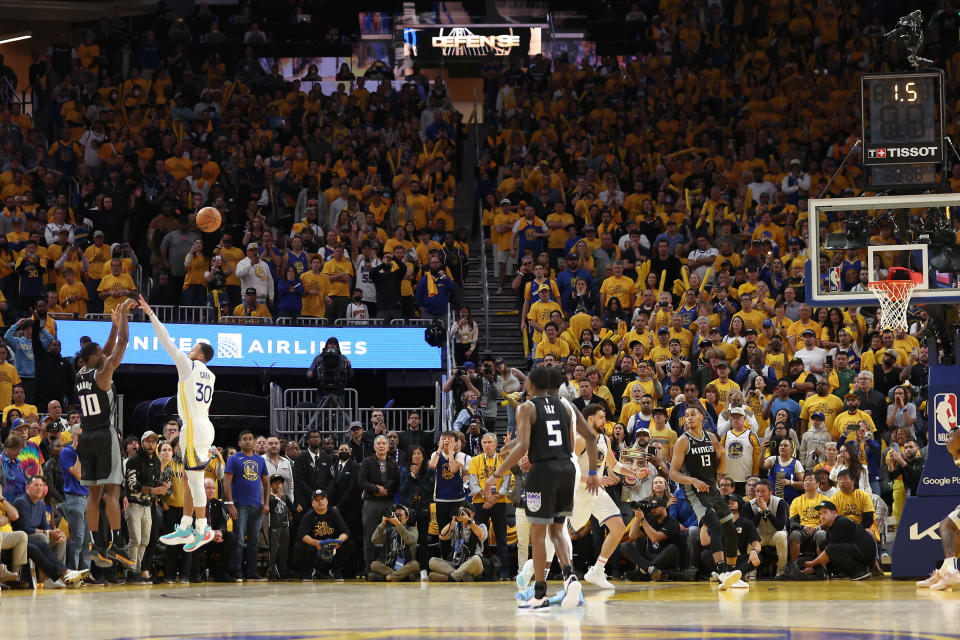 SAN FRANCISCO, CALIFORNIA - APRIL 23: Harrison Barnes #40 of the Sacramento Kings attempts, but misses, a shot over Stephen Curry #30 of the Golden State Warriors at the end of game Game Four of the Western Conference First Round Playoffs at Chase Center on April 23, 2023 in San Francisco, California. Barnes missed the shot, and the Warriors won the game to even the series 2-2. NOTE TO USER: User expressly acknowledges and agrees that, by downloading and or using this photograph, User is consenting to the terms and conditions of the Getty Images License Agreement. (Photo by Ezra Shaw/Getty Images)