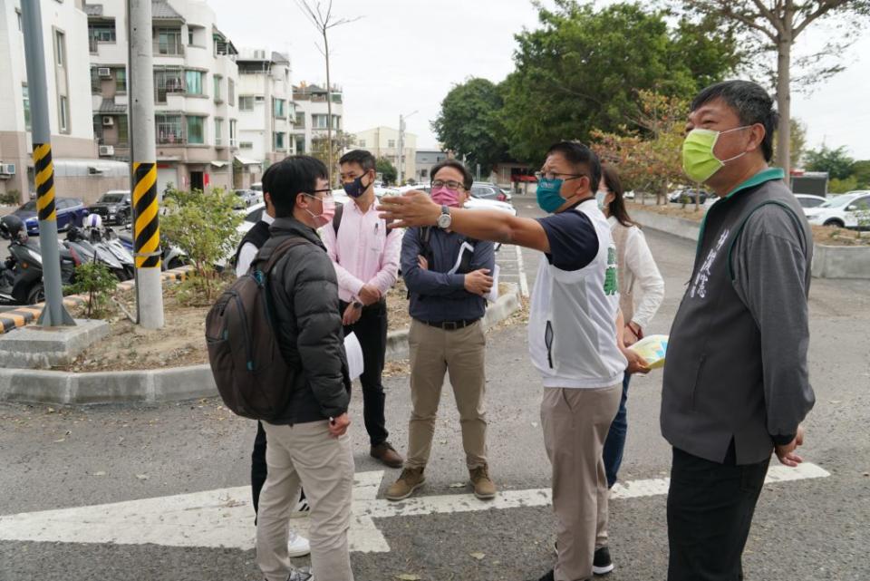 議員郭鴻儀建議位於仁德區的停四立體多目標停車場應儘速推動，以利地區整體發展。（記者林雪娟攝）