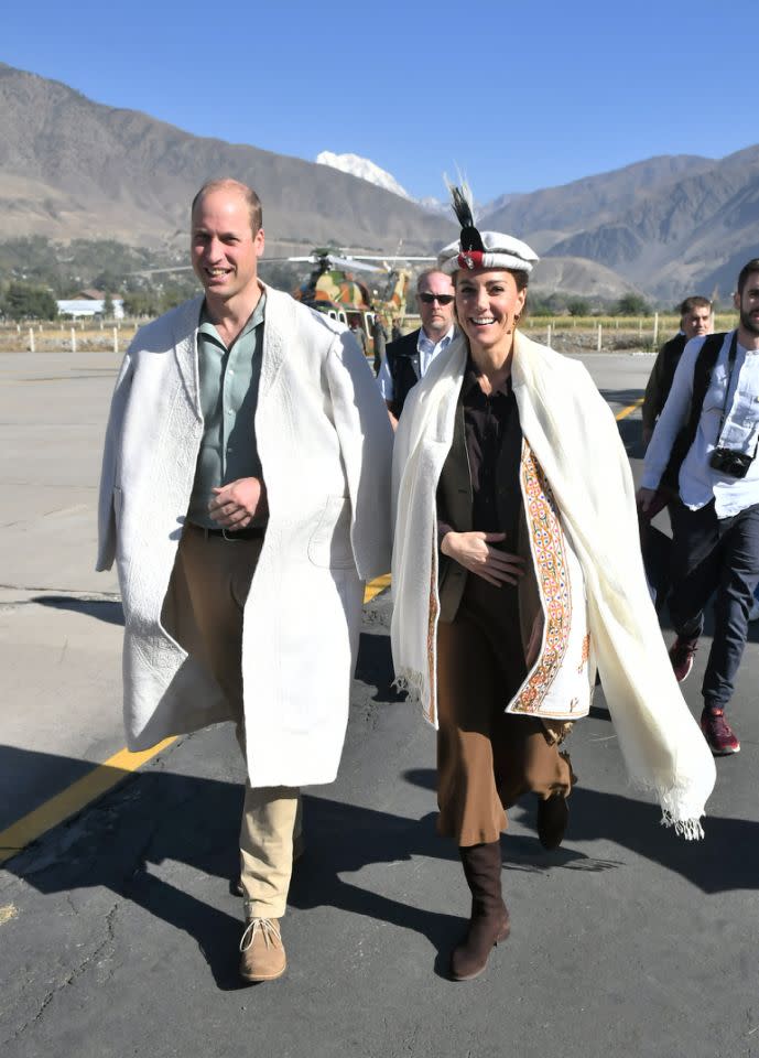 Prinz William und die Herzogin von Cambridge nach ihrer Ankunft per Hubschrauber in Chitral, Pakistan (Getty)