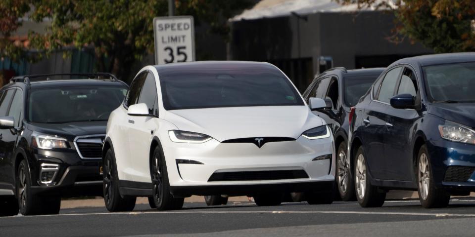 Tesla muss sich wegen eines tödlichen Unfalls während einer Fahrt eines Teslas im Autopilot vor Gericht verantworten. - Copyright: Li Jianguo/Xinhua via Getty Images