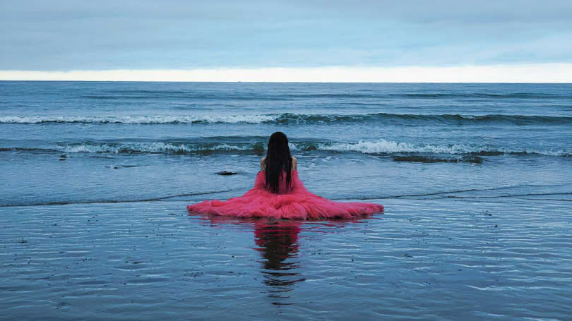 琳誼穿著粉色裙裝在海邊拍攝MV。（圖／相映音樂提供）
