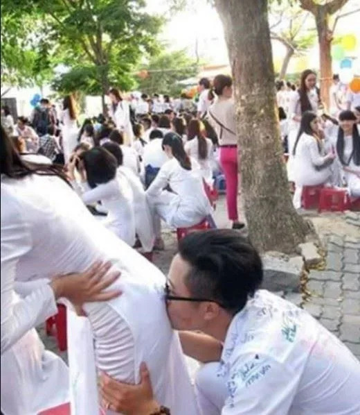 畢業典禮上，學生們在衣服上簽名留念，有男同學簽在女生屁屁上吻別。（圖／翻攝PTT）