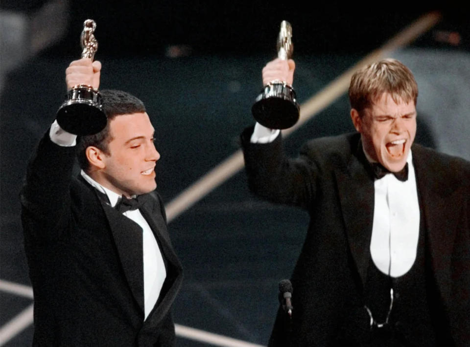 Ben Affleck y Matt Damon, a la derecha, reaccionan al ganar el Oscar al mejor guión original por 