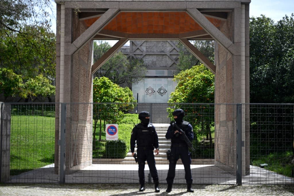 Deux policiers devant le centre musulman ismaélien attaqué le 28 mars 2023, à Lisbonne, au Portugal - PATRICIA DE MELO MOREIRA / AFP