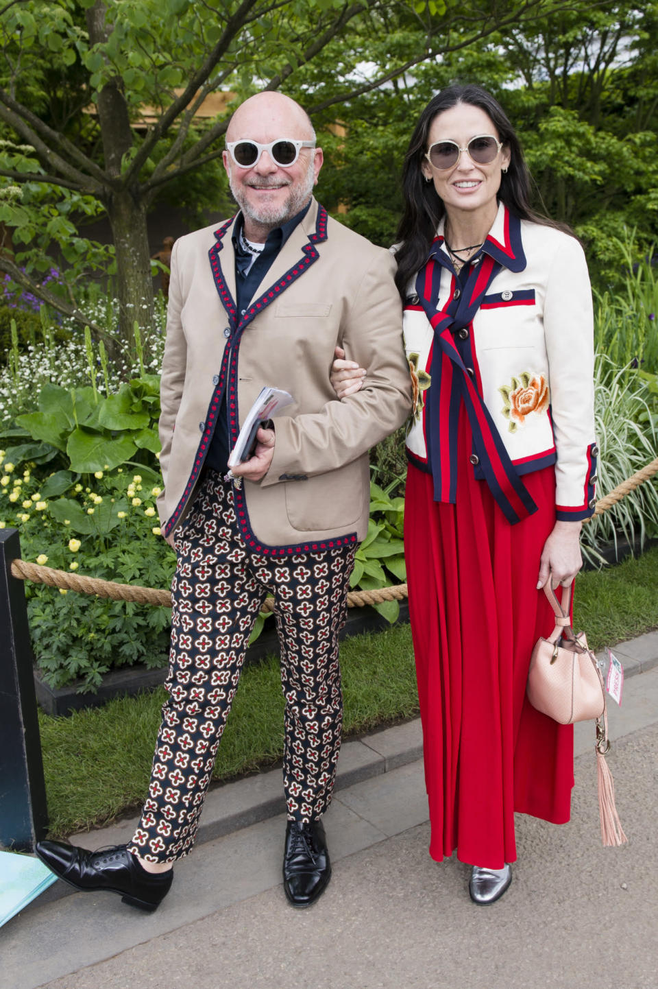 La estrella, que iba acompañada del florista Eric Buterbaugh, lució una delicada chaqueta corta firmada por Gucci que le sentaba a las mil maravillas y le daba ese toque de ‘pija refinada’ ideal para el evento.