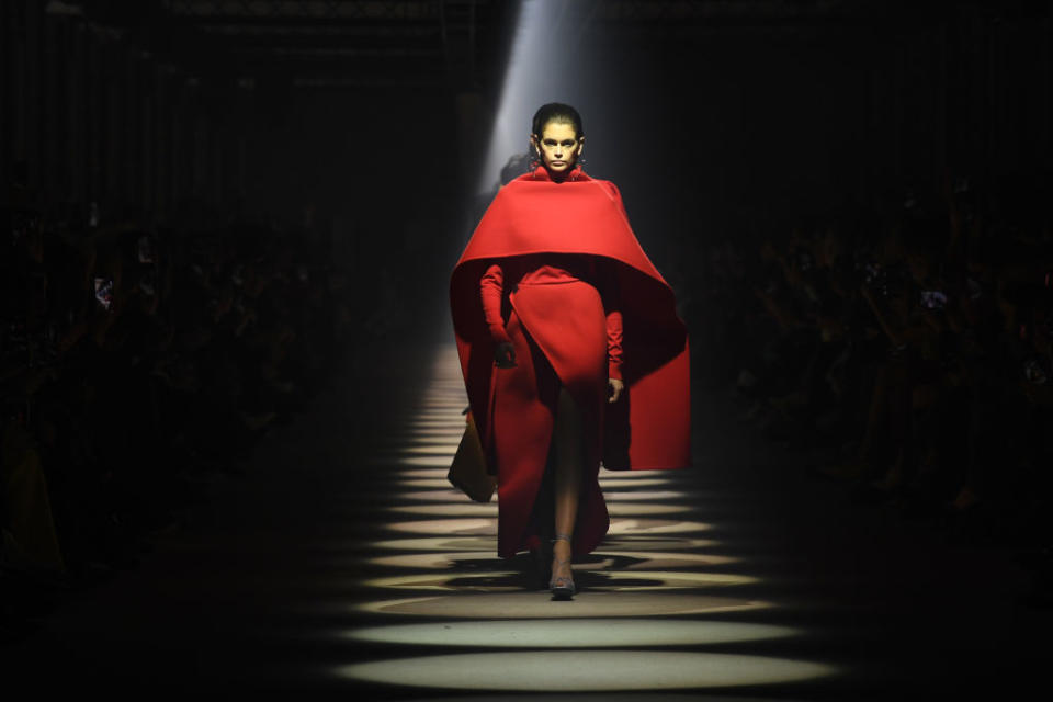 Avant de prendre des forces pour les prochains défilés de la Paris Fashion Week, Kaia Gerber a foulé le podium Givenchy dans une robe architecturale en respectant le tempo de la bande sonore assurée par Double mixte. ©Getty Images