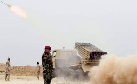 Iraqi soldiers fire a rocket toward Islamic State militants on the outskirts of the Makhmour south of Mosul, Iraq, March 25, 2016. REUTERS/Azad Lashkaril/File Photo