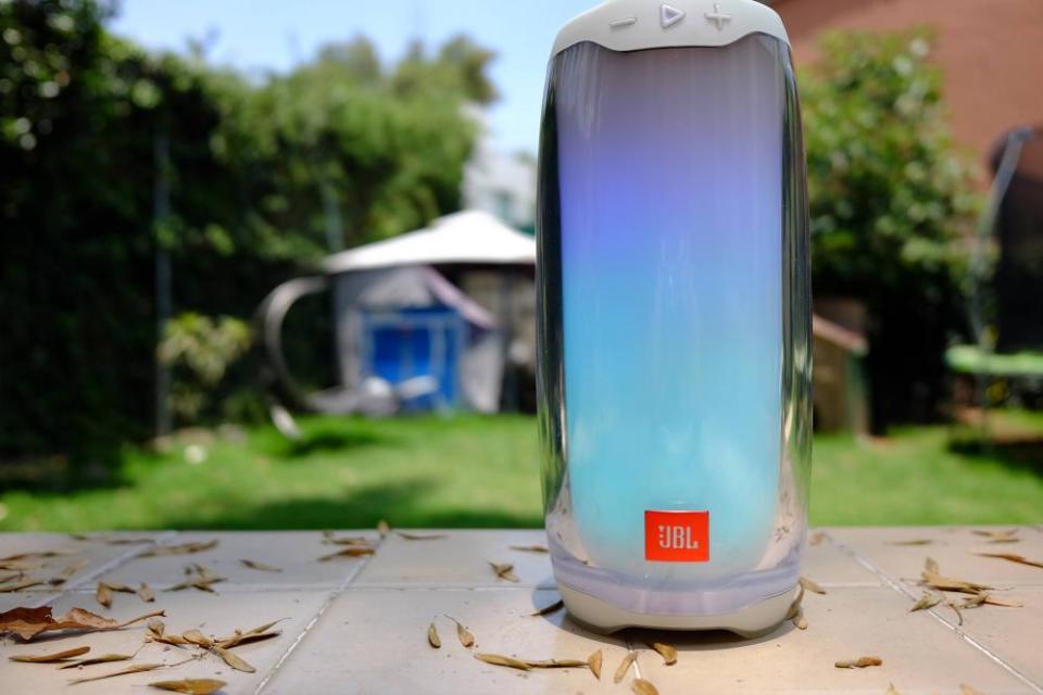 Esta es la JBL Pulse 4 a todo color.