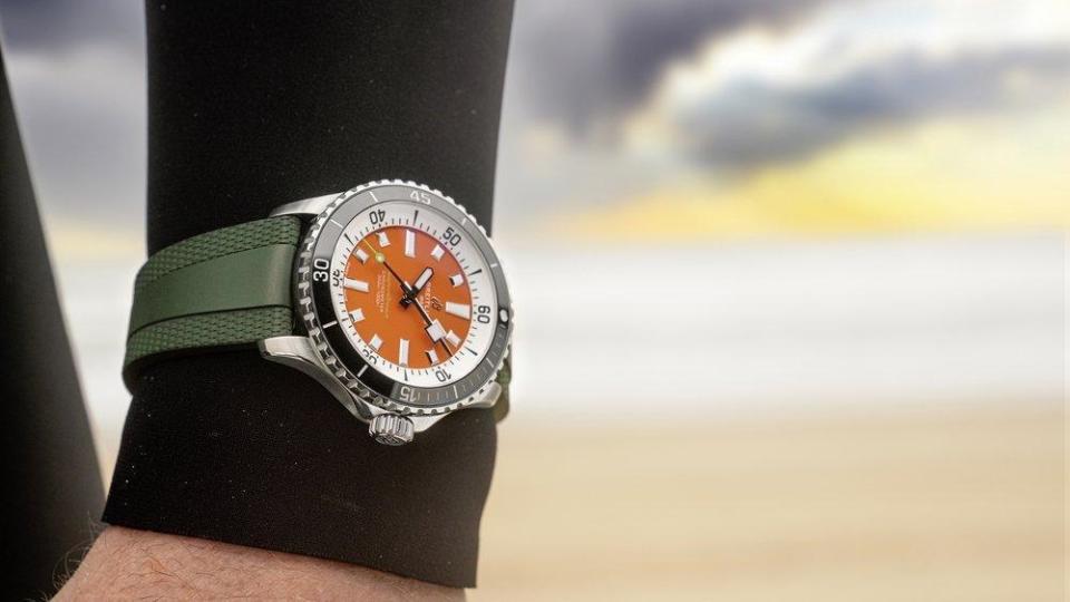 BREITLING Superocean Automatic 42 Kelly Slater 由冠軍衝浪手參與設計，採用他個人最喜歡的橘色面盤為主視覺，配上黑色陶瓷錶圈與墨綠色 橡膠錶帶，外型非常搶眼。此系列採用的橡膠或金屬鍊帶所搭配的折疊扣，可進行多達15毫米的微調，以便於配戴於防寒衣或潛水服之外。錶徑42mm，防水深度300米。 功能：時、分、秒指示 機芯：自動上鏈機芯 定價：約NT$146,000（限量1,000只）