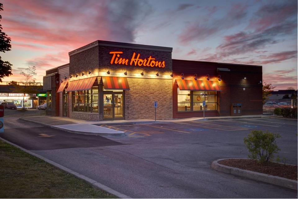 Un restaurante Tim Hortons contemporáneo sirve café, donuts y comida rápida como emparedados, wraps y tiras de pollo. Se habla de abrir locales del emblemático restaurante canadiense en el sur de la Florida.