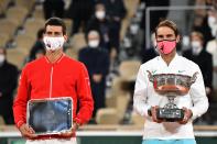 Djokovic sostiene el trofeo del segundo puesto y Nadal el que le corresponde, el que siempre será suyo. (Foto: ANNE-CHRISTINE POUJOULAT/AFP vía Getty Images)