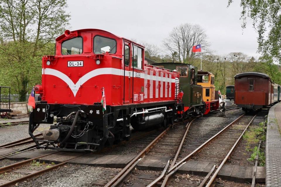 阿里山紅色林鐵跨越近萬公里，在威爾斯姐妹鐵路的軌道上奔馳。（翻攝自林業署官網）
