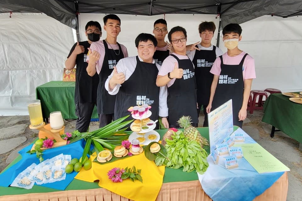 臺東專科學校餐旅管理科學生與南迴部落媽媽們合作，共同運用當地特色食材研發精緻下午茶餐點。

