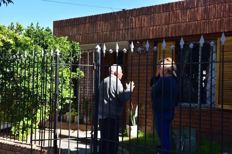 Investigan la muerte del jubilado de 73 años aplastado por su propio auto en Córdoba