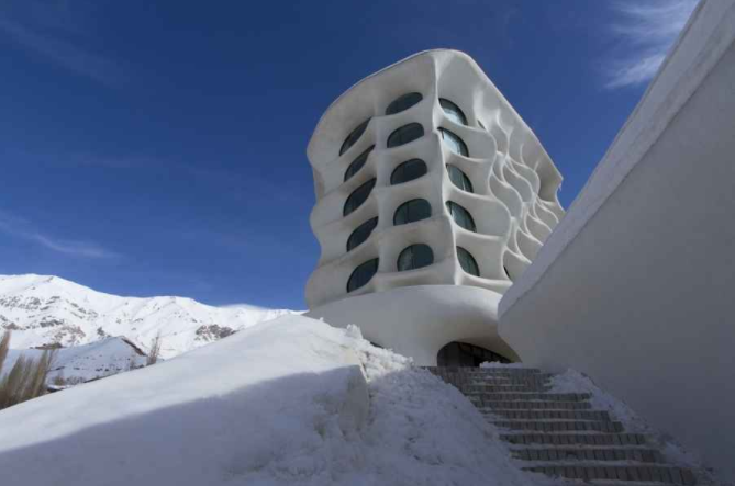 <p>A sólo una hora de distancia de Teherán se alza la estación de esquí de Barin, una fortaleza blanca diseñada para imitar las montañas cubiertas de nieve que lo rodean, y con un interior que se siente muy parecido a un iglú (aunque los arquitectos optaron por “capas topográficas” en lugar de bloques de hielo). La estación de esquí de Barin fue diseñada, por dentro y por fuera, para representar y complementar su entorno natural, y el efecto es realmente impresionante.(Vía Matador) </p>