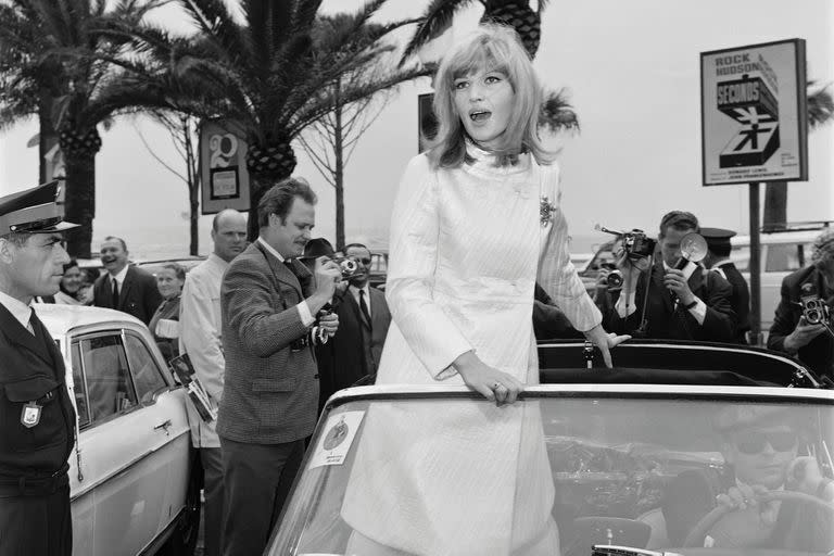 Monica Vitti, al llegar al hotel Carlton, en Cannes, en 1966 