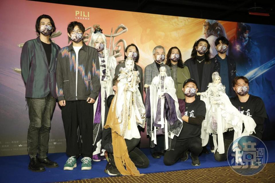 總導演黃強華、總監製黃亮勛及創作主題曲的「麋先生」在首映上合影。