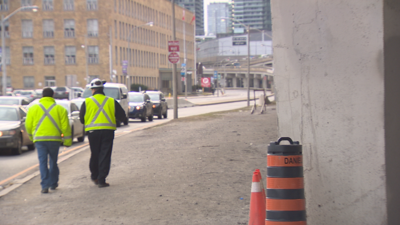 Report of falling concrete from Gardiner stalls traffic before rush hour