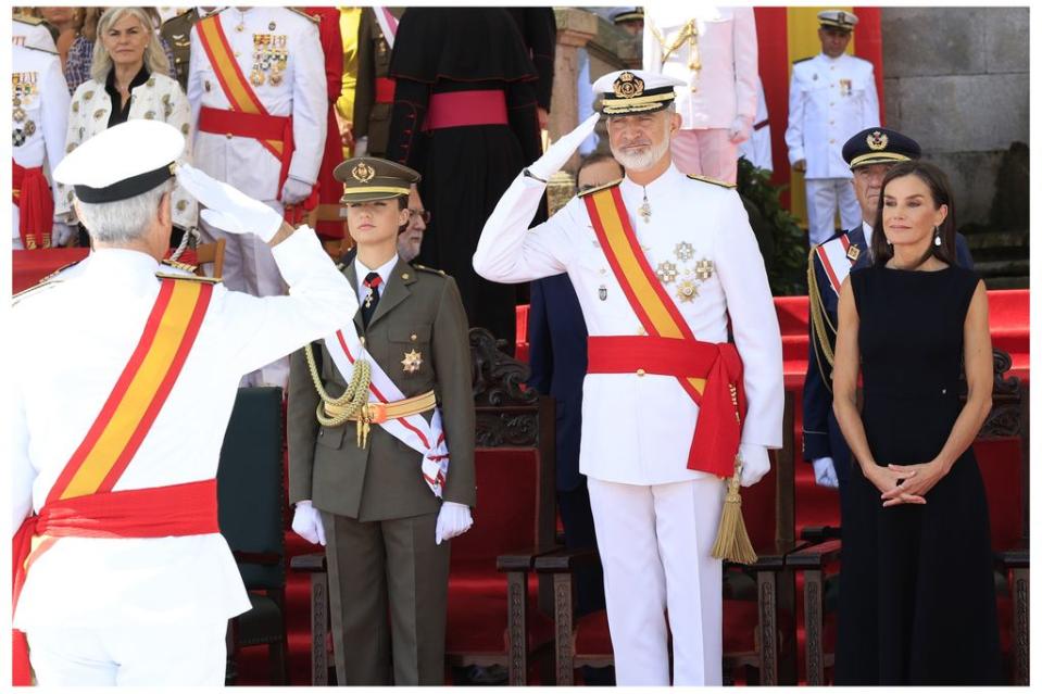 Reyes Felipe y Letizia con la princesa Leonor en la Escuela Naval de Marín el 16 de julio de 2024