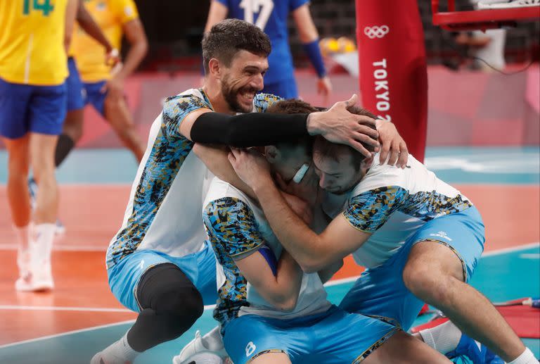 Festejos del seleccionado olímpico de Voley Argentino luego de la victoria frente a Brasil y la obtención de la medalla de Bronce.