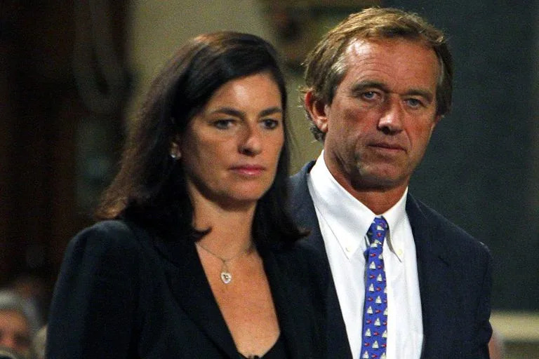 Robert F. Kennedy Jr. y su entonce esposa Mary Kennedy durante el funeral del senador estadounidense Edward Kennedy en 2009