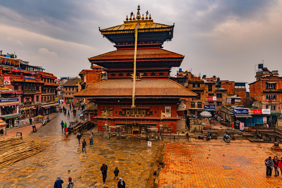 <p>Un devastador terremoto de 7,8 grados en la escala de Richter azotó Katmandú en 2015 y mató a más de 8.000 personas. Además, también quedaron seriamente dañados numerosos monumentos, como la plaza Durbar de Bhaktapur, uno de los lugares más turísticos de Nepal. (Foto: Getty Images).</p> 