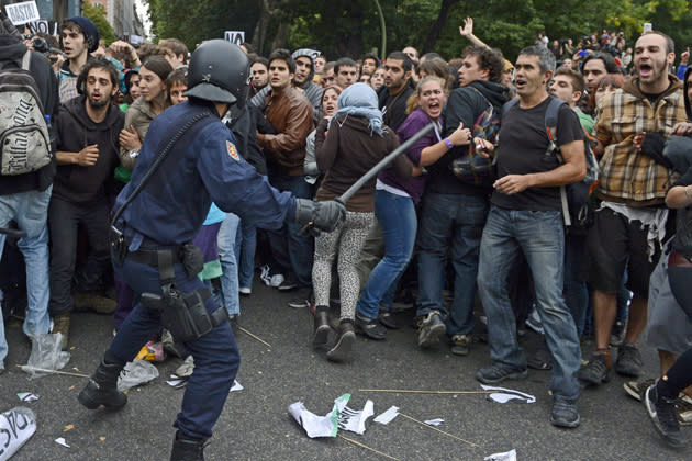 <b>Europa in der Krise</b><br><br>Weil Griechenland seine Rechnungen nicht mehr zahlen konnte, stürzte Europa bereits im Jahr 2010 in die Krise. In Spanien (im Bild Protestanten in Madrid am 25. September 2012) ist jeder Vierte arbeitslos, damit ist das Land gemeinsam mit Griechenland mit Abstand trauriger Spitzenreiter in der Eurozone. Vor allem die Jugendarbeitslosigkeit ist ein Riesenproblem. Mehr als jeder zweite unter 25 hat keine Arbeit, eine ganze Generation gilt als verloren. Die Banken sind marode, die Schulden steigen - das heizt den Unmut der Bevölkerung an. Auch Italien, Irland, Zypern, Slowenien und Portugal kämpfen gegen Schulden. (Bild: AFP)