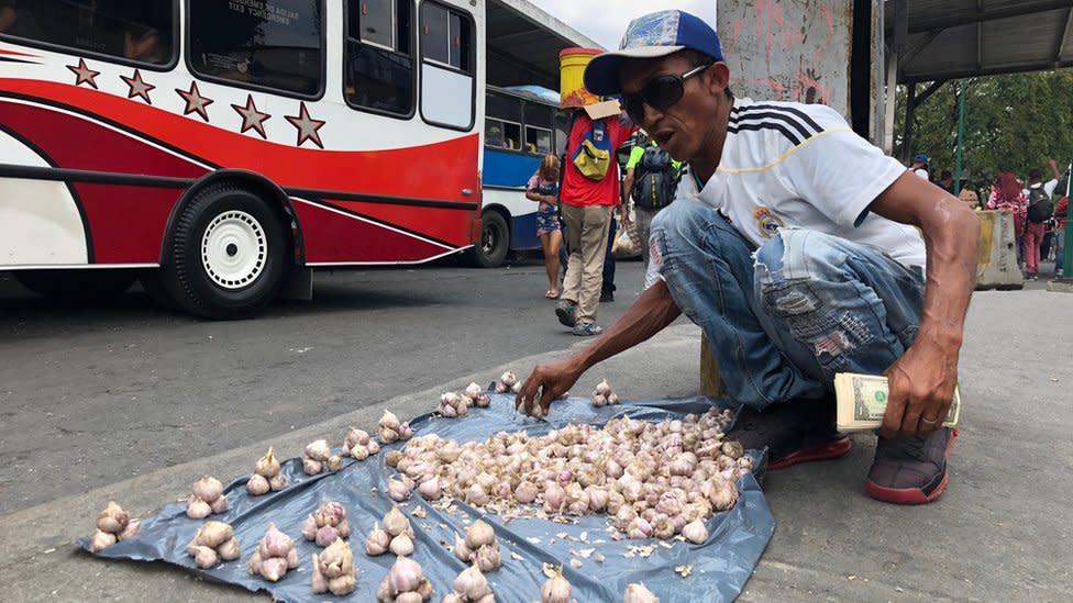 Hombre vendiendo ajo