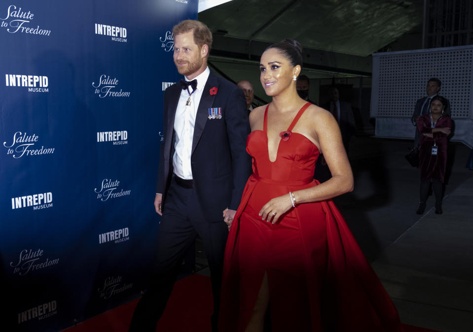 El príncipe Enrique y Meghan, la duquesa de Sussex, llegan al Intrepid Sea, Air & Space Museum para la gala Salute to Freedom el miércoles 10 de noviembre de 2021 en Nueva York. (AP Foto/Craig Ruttle)